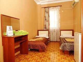 Гостиница Натали Геленджик Бюджетный двухместный номер с 2 отдельными кроватями-1