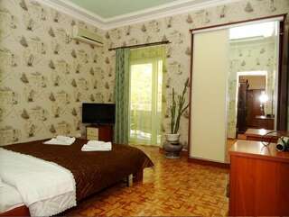 Гостиница Натали Геленджик Люкс с кроватью размера «king-size» и балконом-3