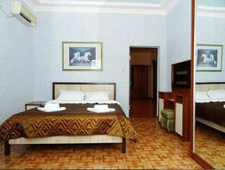 Гостиница Натали Геленджик Люкс с кроватью размера «king-size» и балконом-1